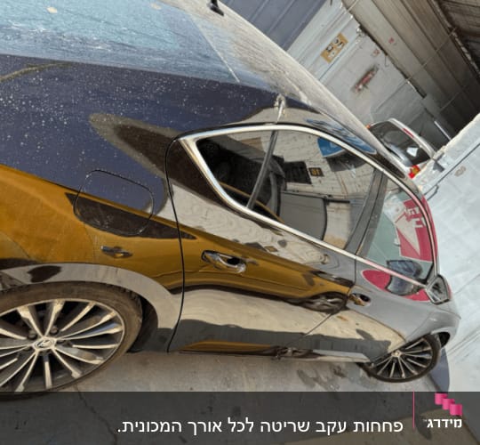 רכב שחור עם צמיגים גדולים בחניון
